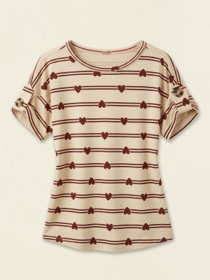 Blusa listrada com estampa de coração e detalhe em botão