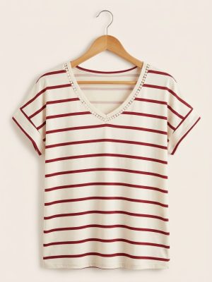Blusa listrada clássica com detalhe de renda