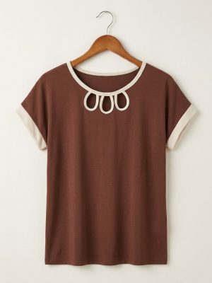 Blusa com recortes vazados no decote